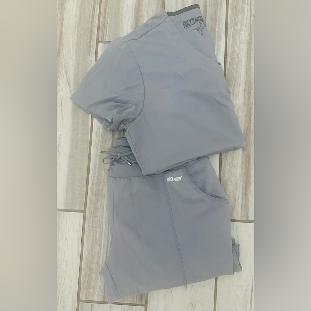 Gray’s Anatomy: Women’s Barco, Active Scrub set, Gray Medium Petite